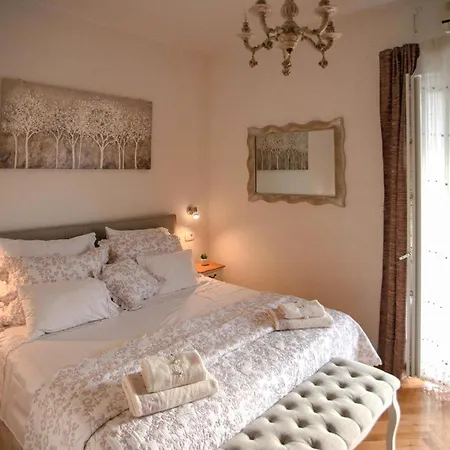 2 Bedroom Lovely Home In Split Holiday home *
