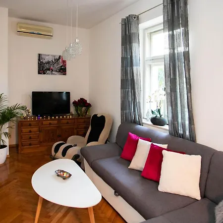 2 Bedroom Lovely Home In Split *